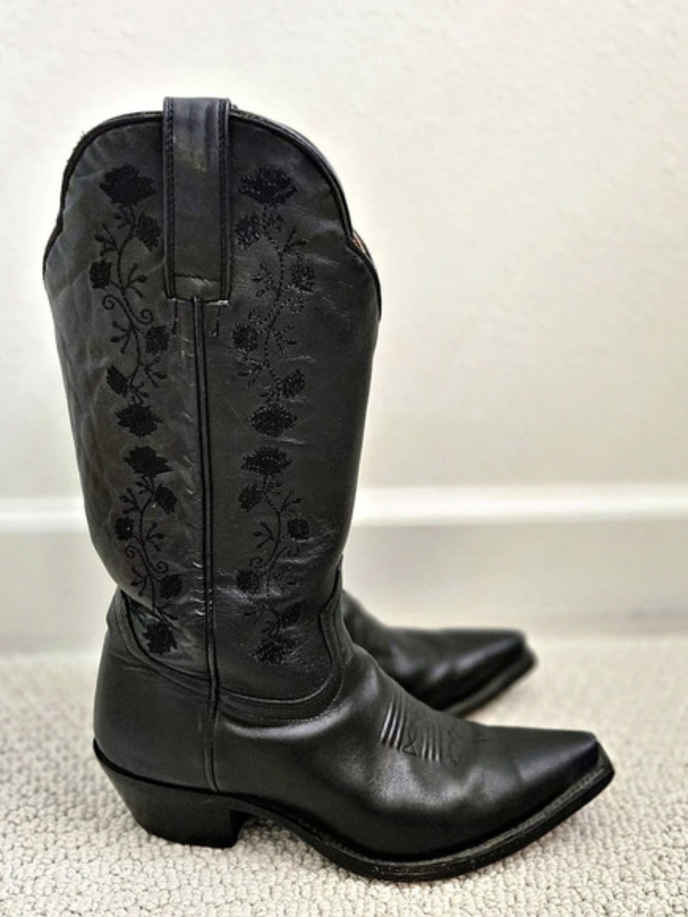 Rugged Country Vintage Black Embroidered Western Cowboy Boots 8C Wide EUC
